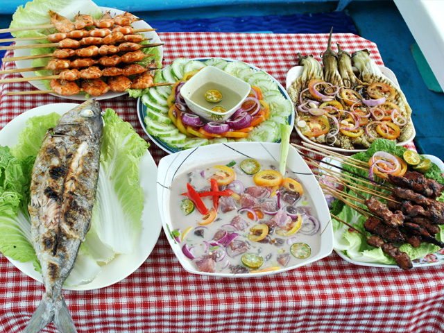 Déjeuner composé de poissons fraichement péchés et de salades