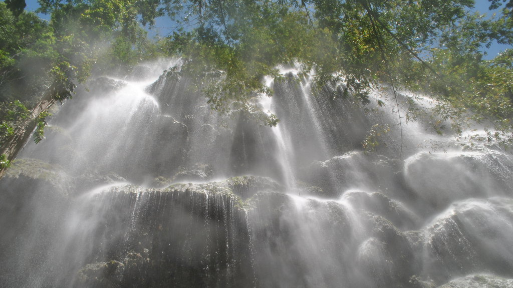 Une cascade magnifique aux Philippines.