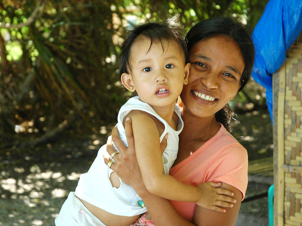 Jeune maman et son enfant à Bohol, Philippines.