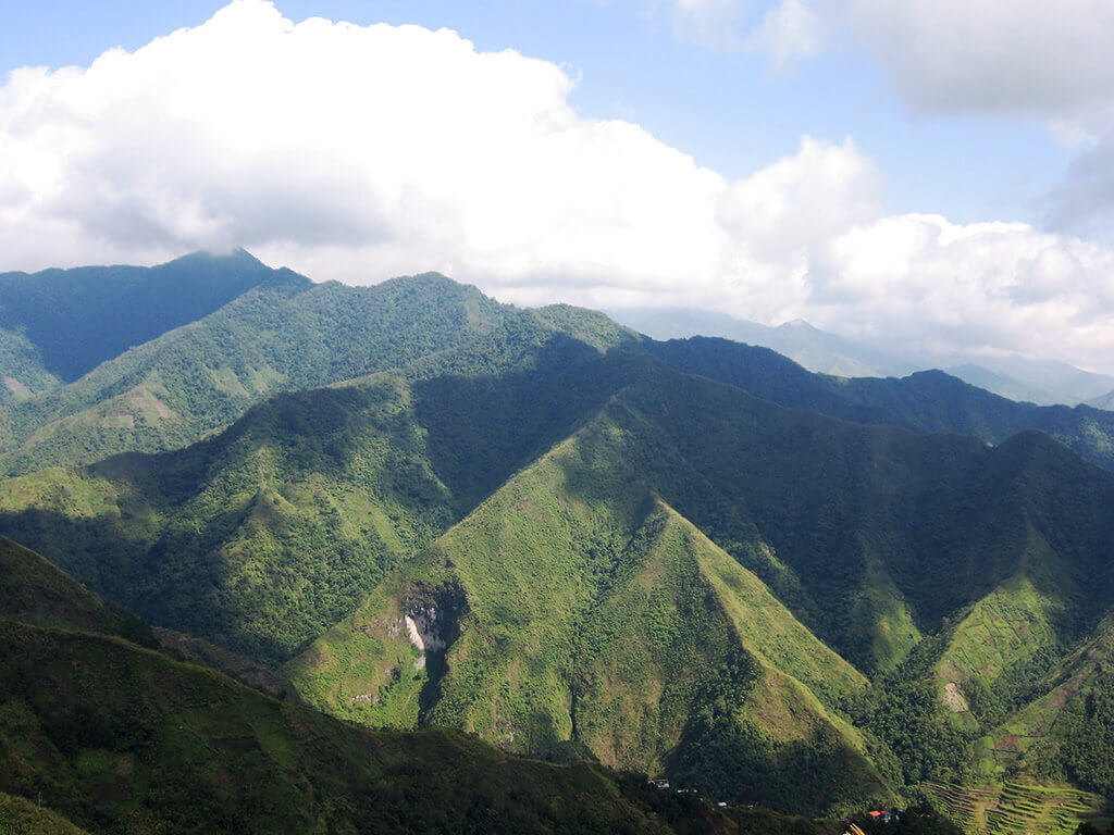 Vue depuis les montagnes à Banaue, écrin des célèbres rizières en terrasses, patrimoine mondial de l’humanité.