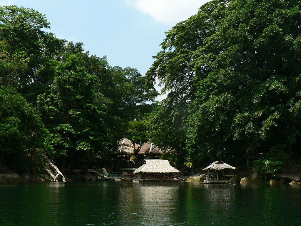 Village au bord de l'eau dans les régions de Negros et Apo.