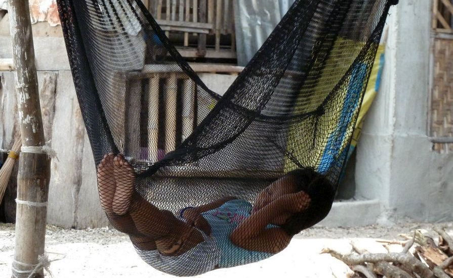 Enfant dormant dans un hamac auc Philippines.