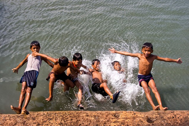 Groupe d'enfants qui s'amusent dans l'eau aux Philippines